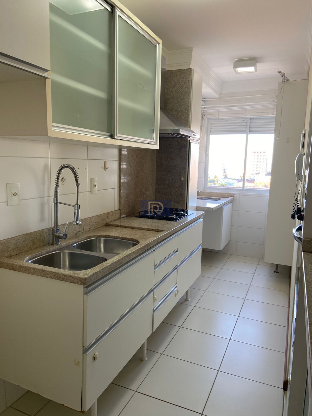 Apartamento à venda com 2 quartos, 75m² - Foto 2