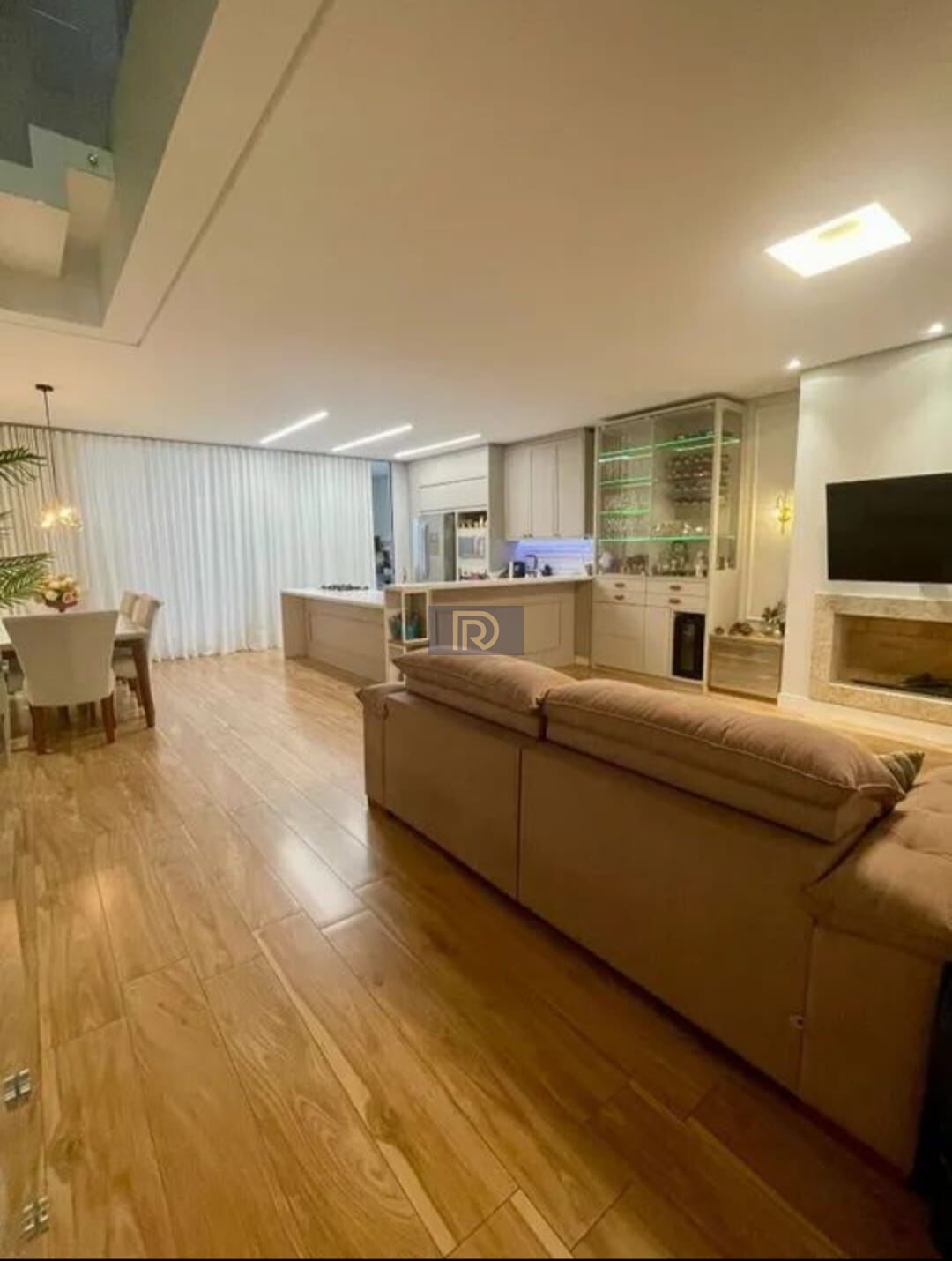 Casa à venda com 3 quartos, 238m² - Foto 1