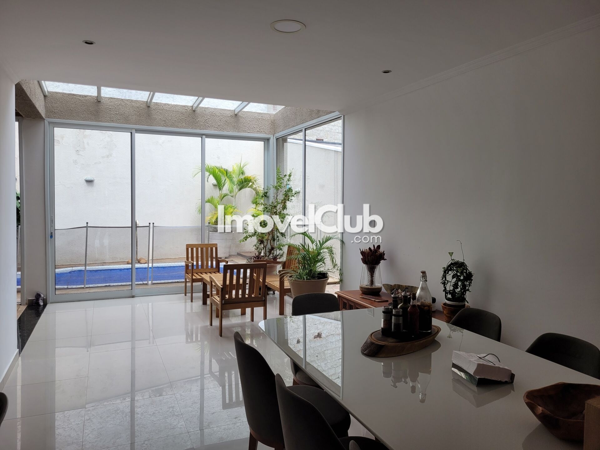 Casa de Condomínio para alugar com 3 quartos, 280m² - Foto 1