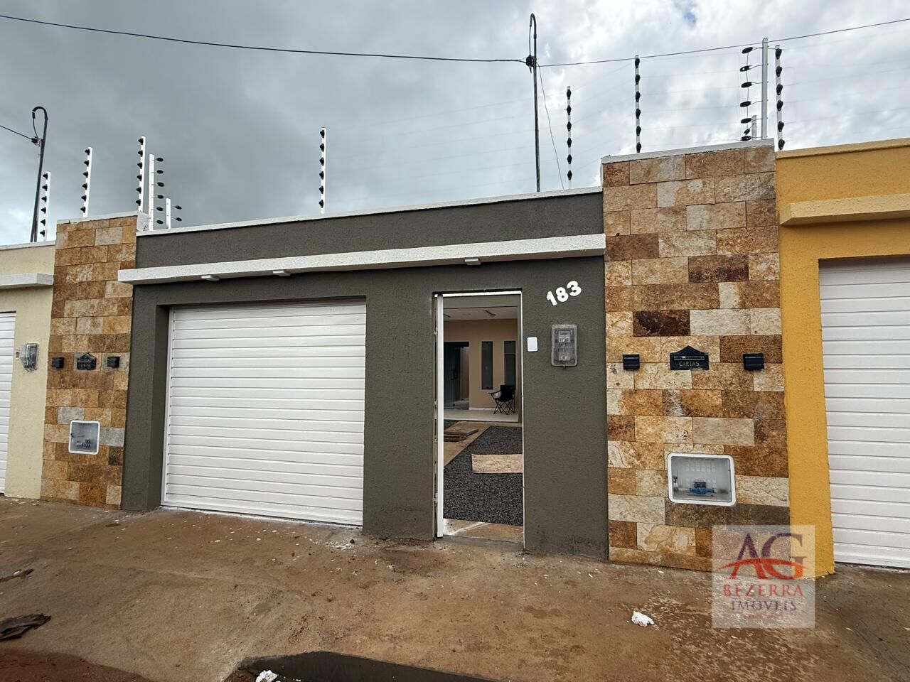 Casa à venda com 2 quartos, 70m² - Foto 1