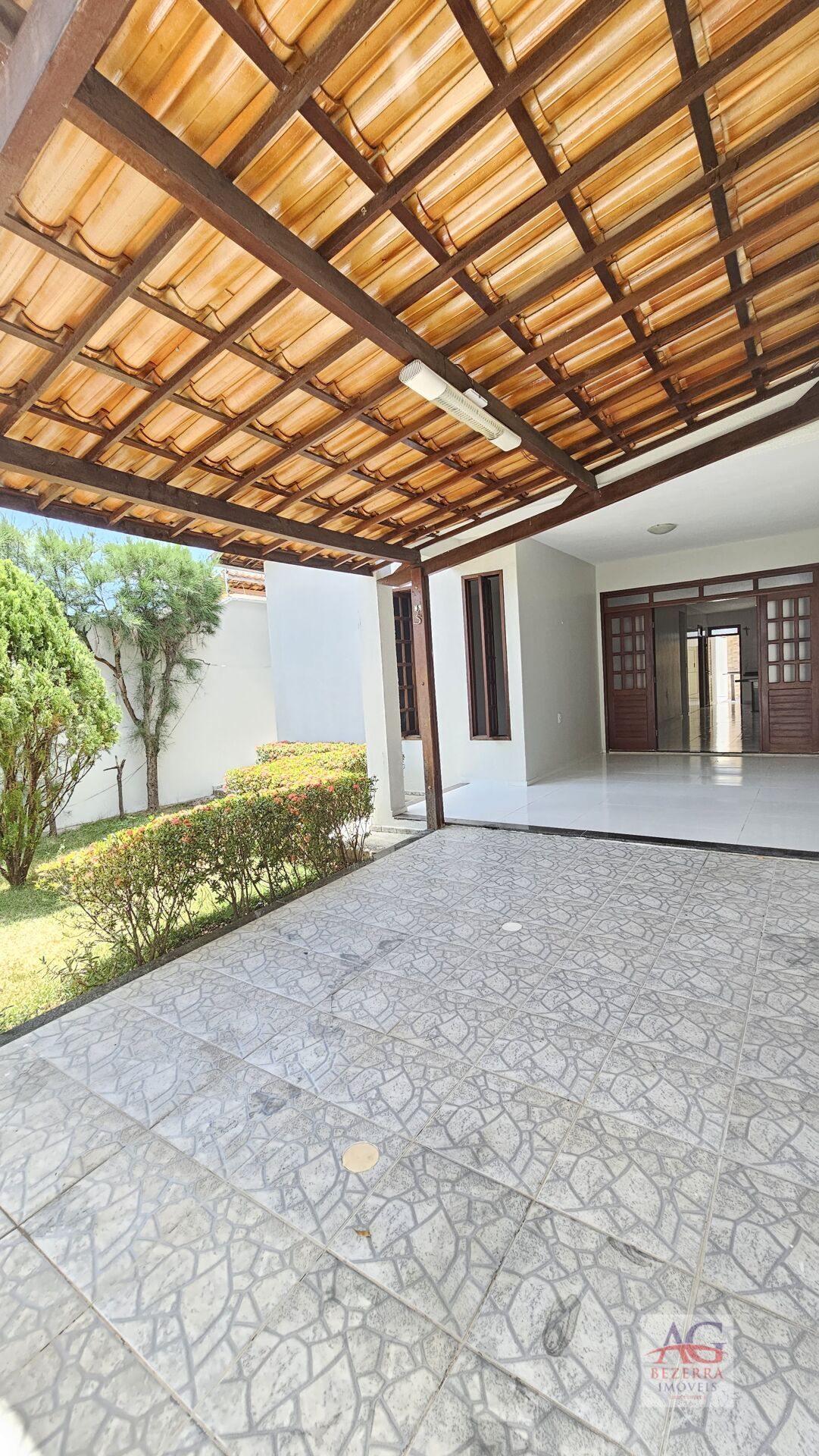Casa à venda com 3 quartos, 115m² - Foto 1