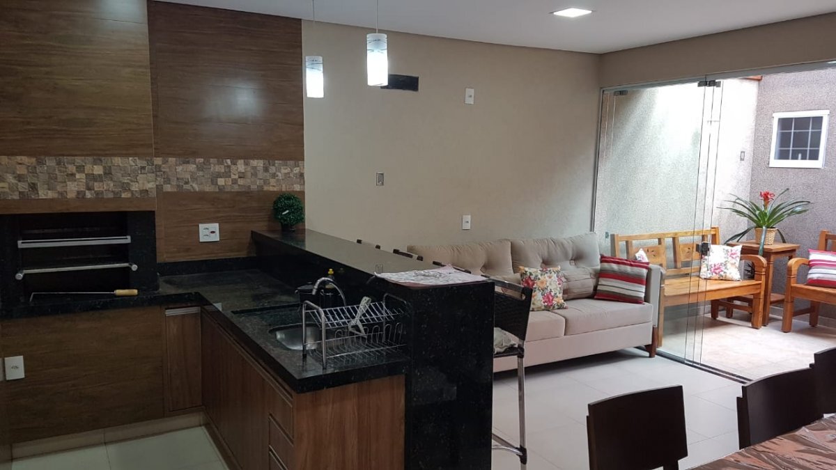 Casa à venda com 3 quartos, 142m² - Foto 1