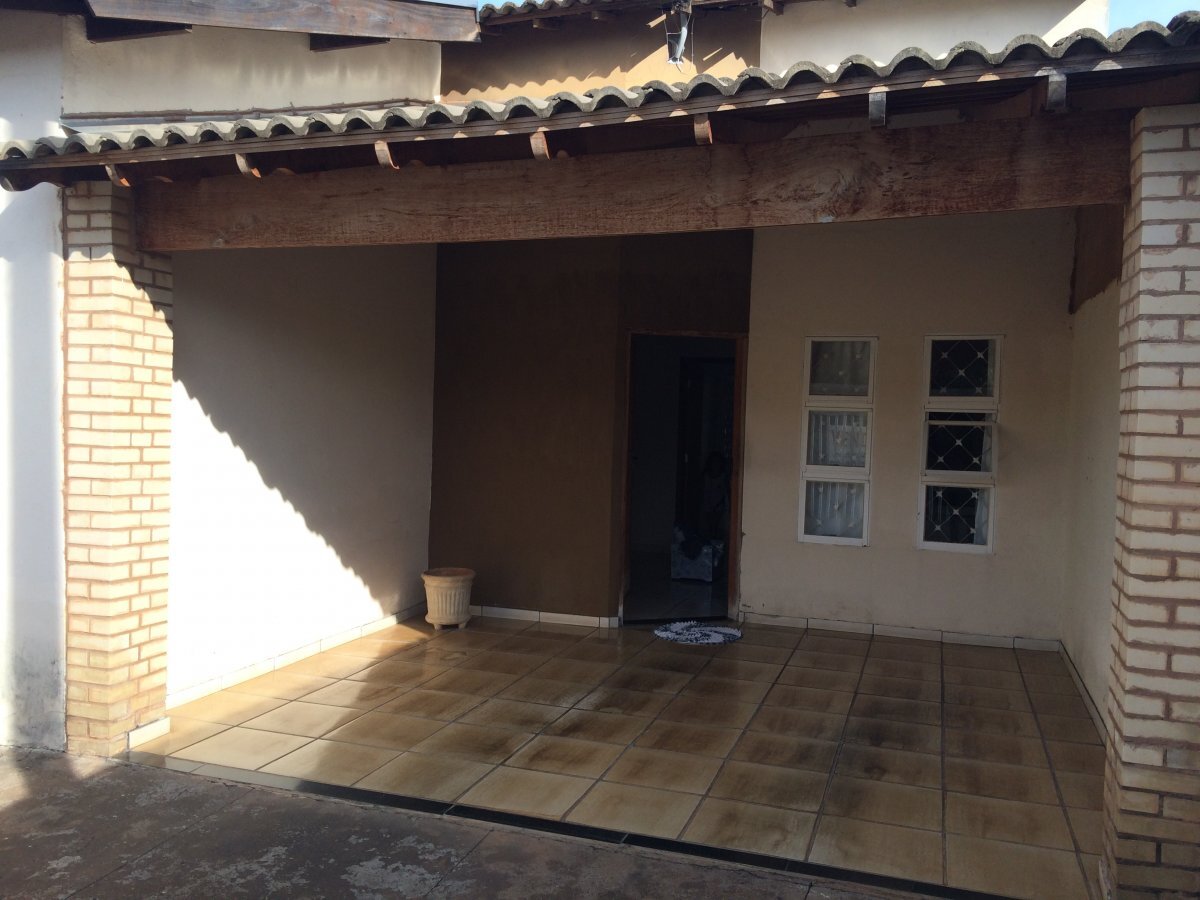 Casa à venda com 3 quartos, 200m² - Foto 1