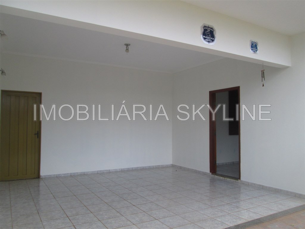 Casa à venda com 3 quartos, 200m² - Foto 1