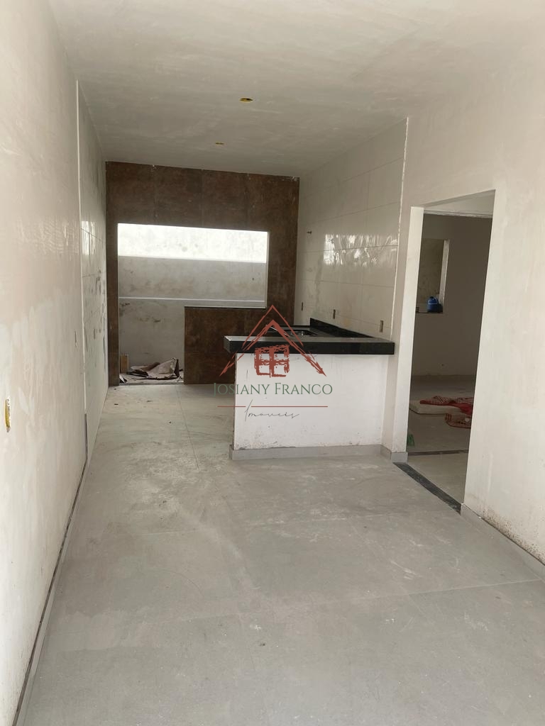 Casa à venda com 2 quartos, 100m² - Foto 1