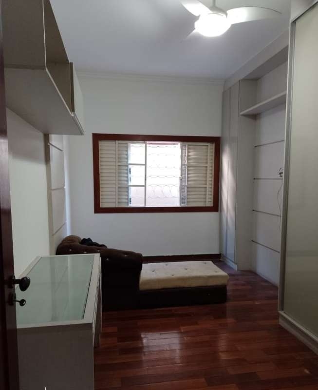 Casa à venda com 3 quartos, 240m² - Foto 4