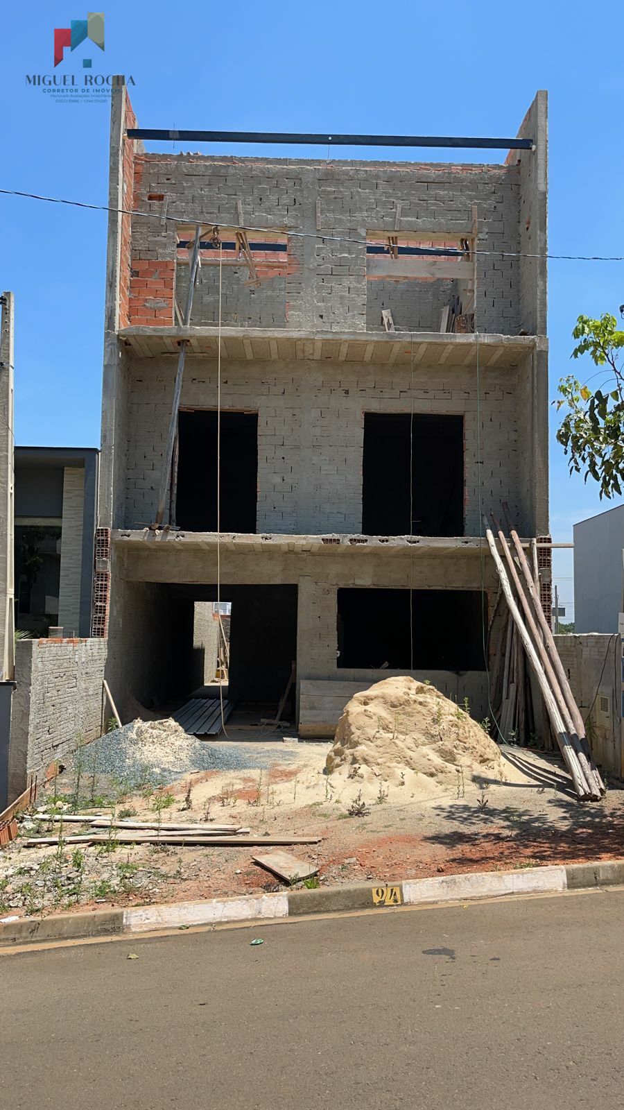 Casa de Condomínio à venda com 5 quartos, 250m² - Foto 1