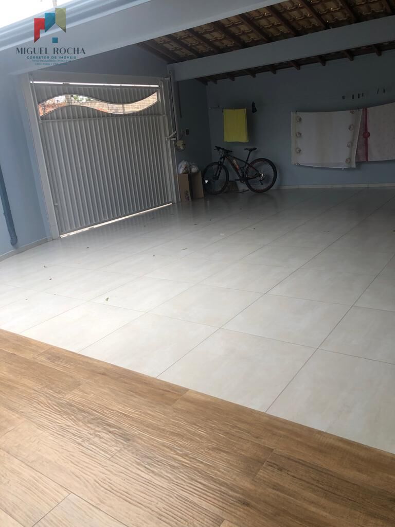 Casa à venda com 3 quartos, 154m² - Foto 1