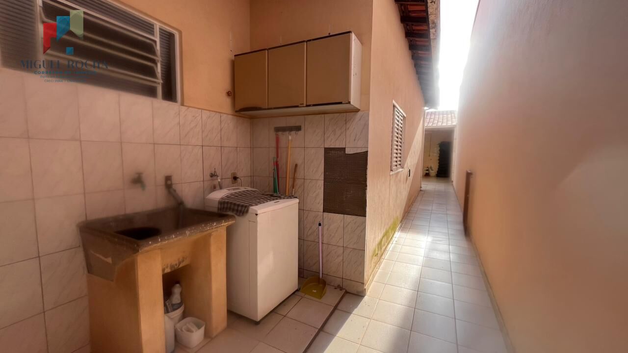 Casa à venda com 2 quartos, 100m² - Foto 2