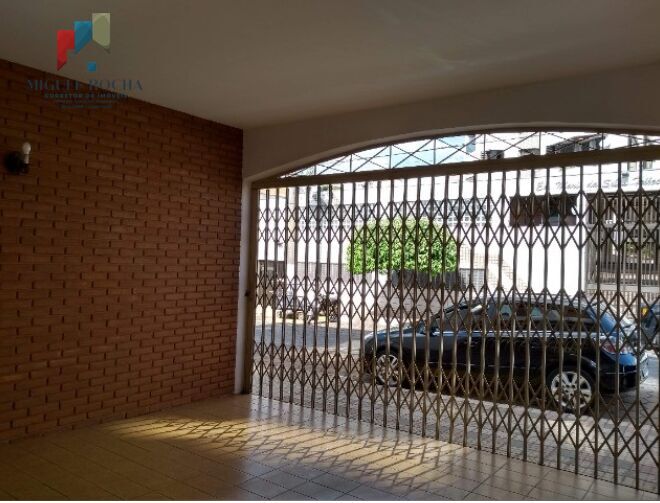 Sobrado à venda com 3 quartos, 250m² - Foto 1