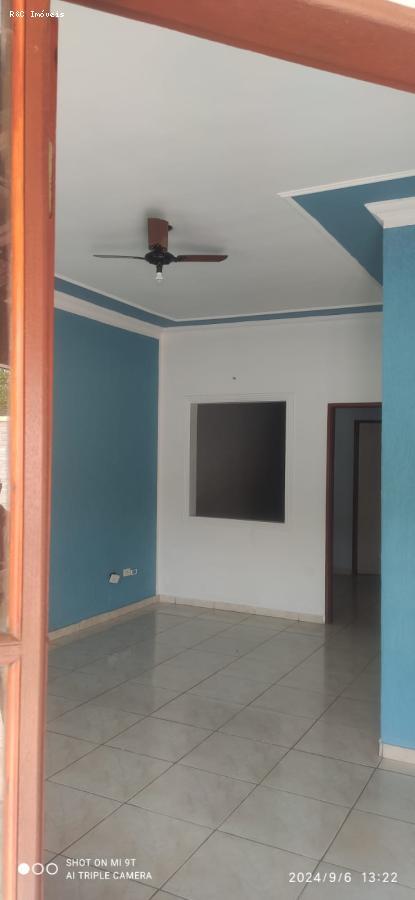 Casa à venda com 2 quartos, 250m² - Foto 1