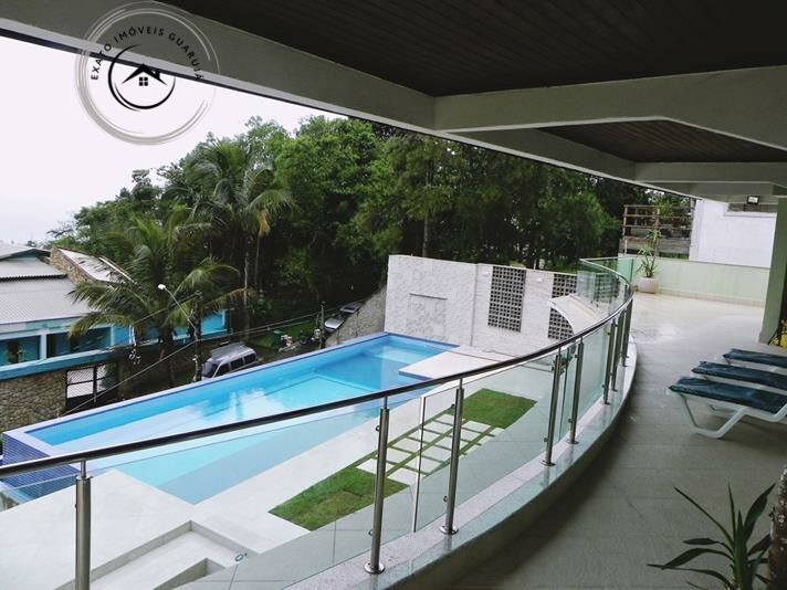 Casa em condomínio fechado na praia da enseada