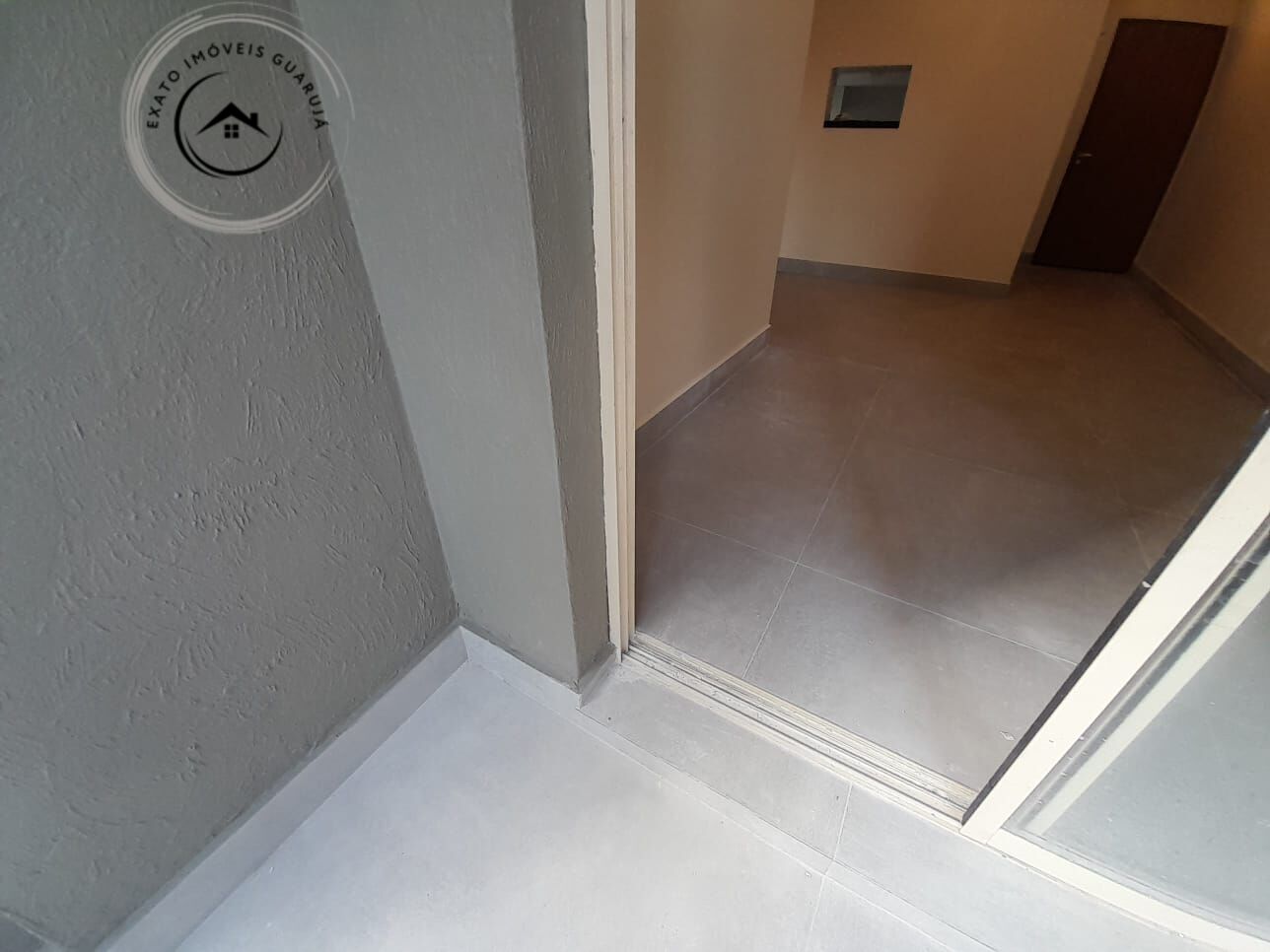 Apartamento padrão de 02 dormitórios para locação anual na p