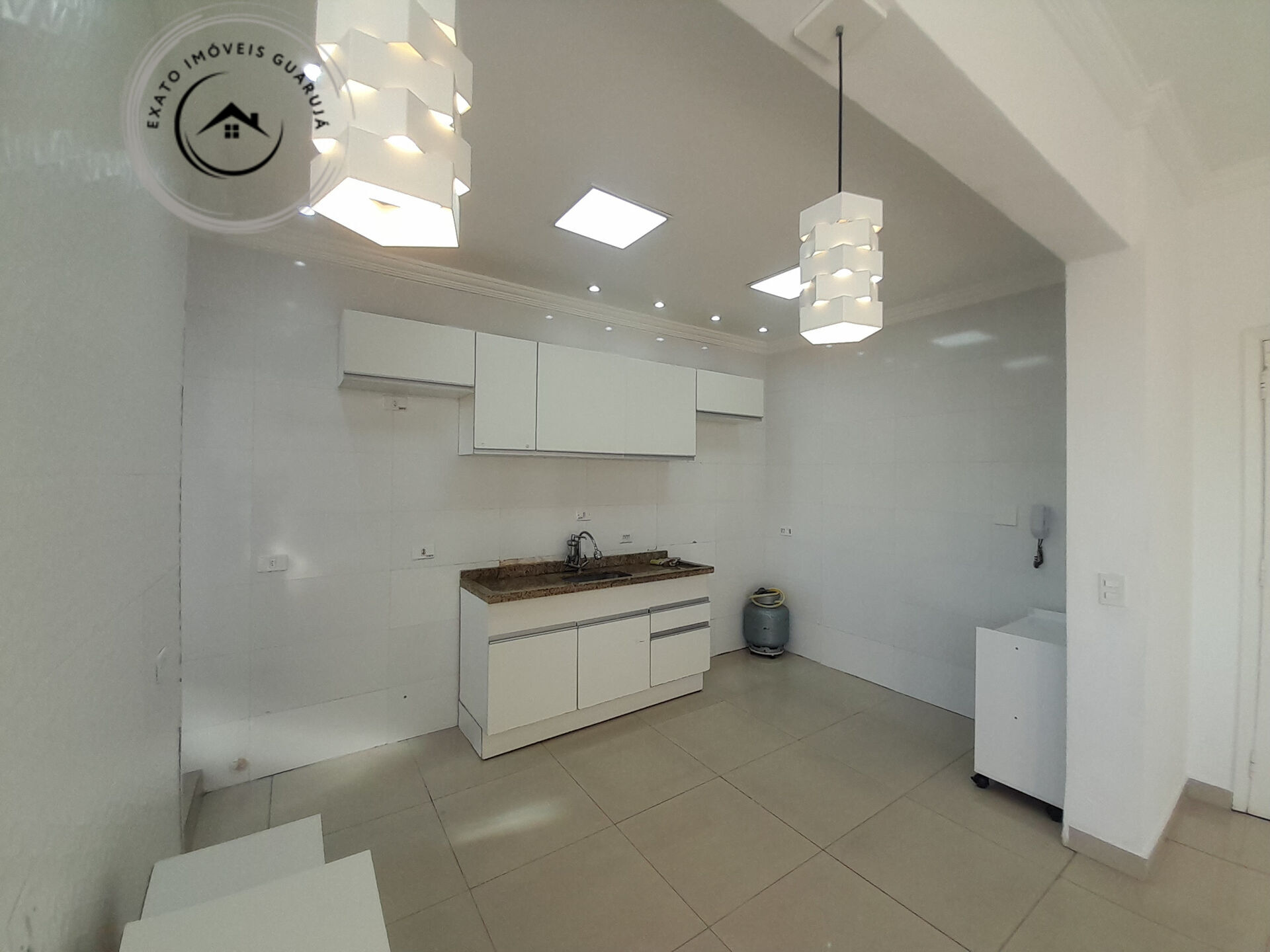 Apartamento padrão de 02 dormitórios para locação anual na p