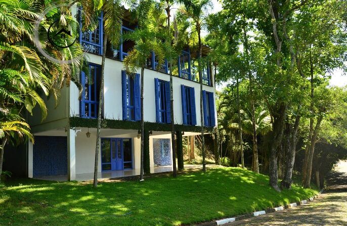 Casa alto padrão de 04 dormitórios em condomínio fechado na 