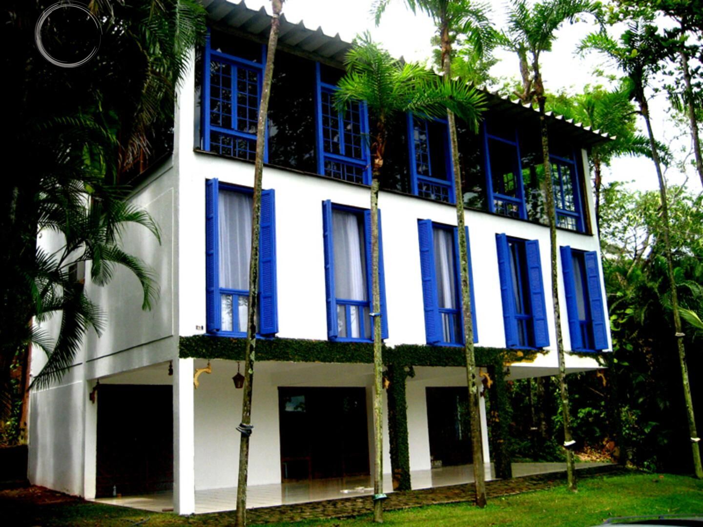 Casa alto padrão de 04 dormitórios em condomínio fechado na 