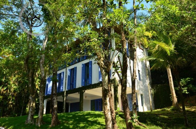 Casa alto padrão de 04 dormitórios em condomínio fechado na 