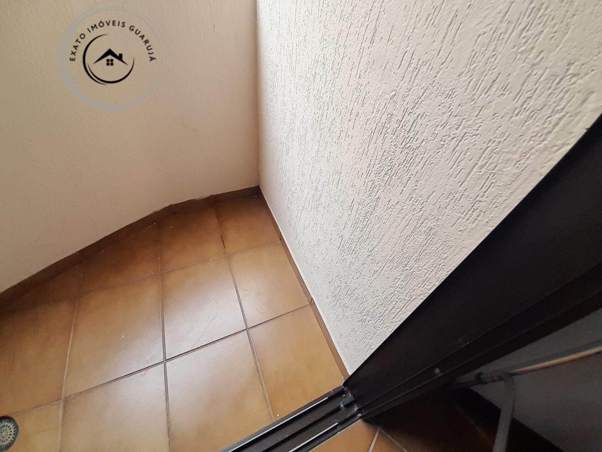 Apartamento padrão de 03 dormitórios para locação anual na p