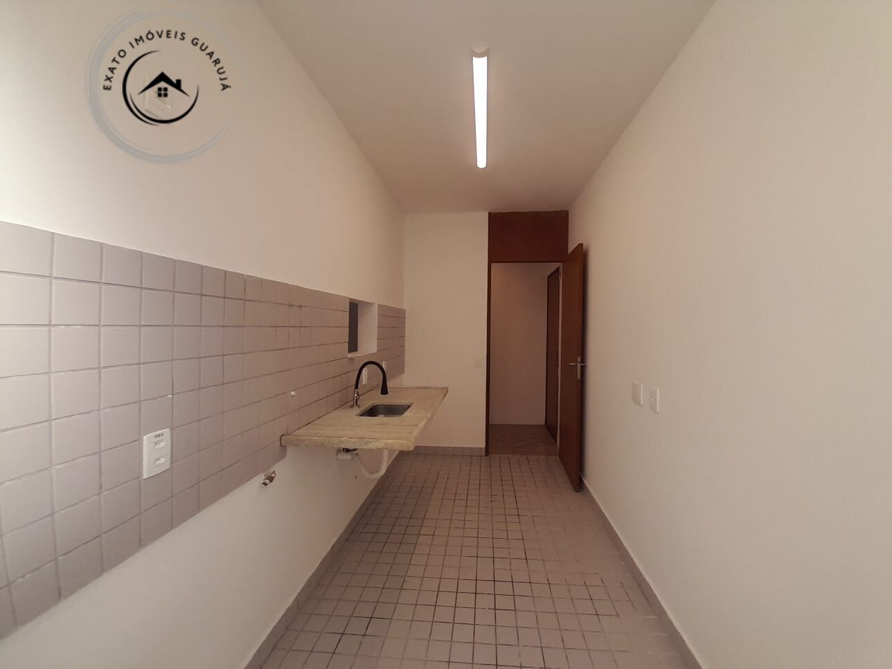 Apartamento padrão de 02 dormitórios para locação anual na p