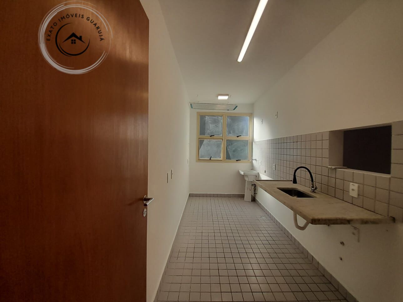 Apartamento padrão de 02 dormitórios para locação anual na p