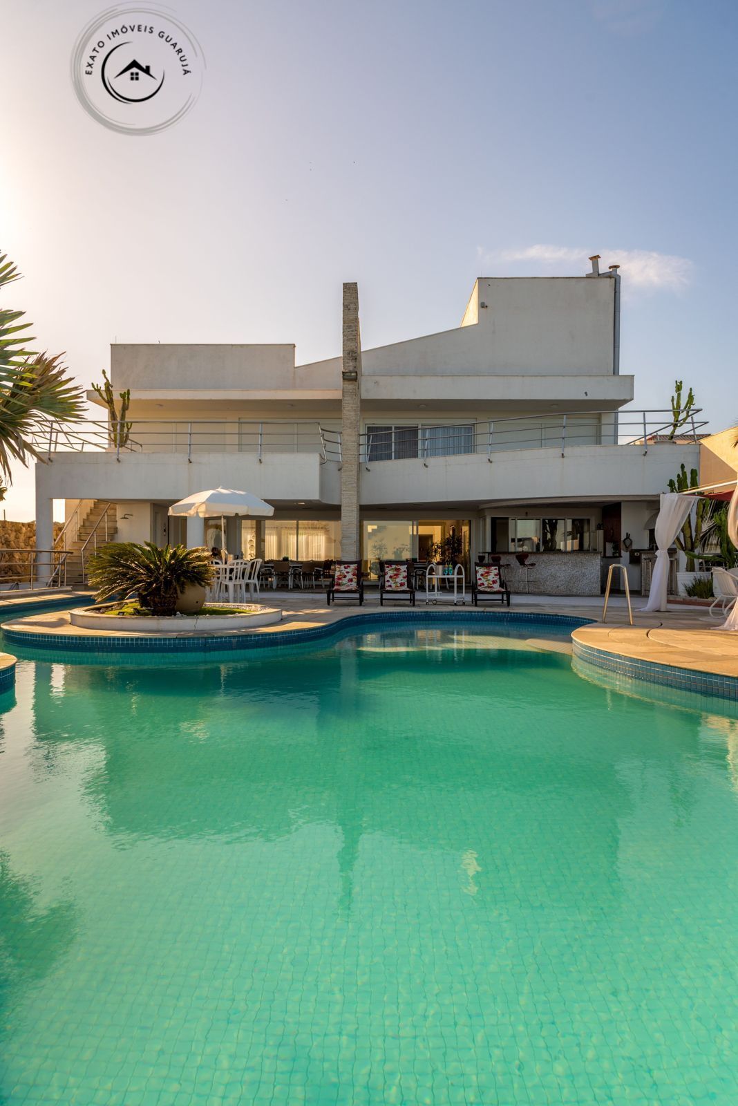 Casa alto padrão - frente total para o mar: luxo, design e n