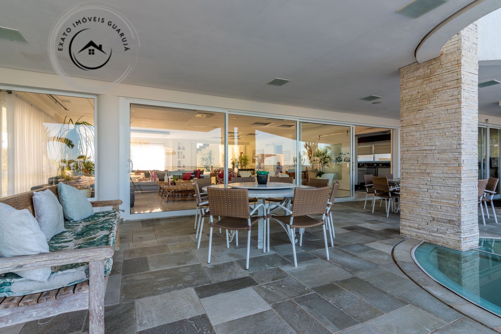Casa alto padrão - frente total para o mar: luxo, design e n