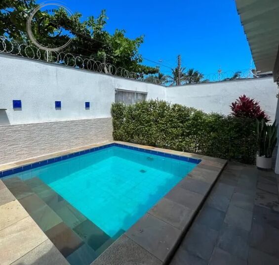 Casa padrão de 05 dormitórios para venda na praia da enseada