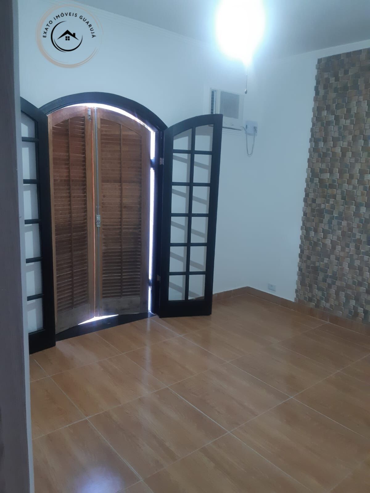 Casa padrão de 04 dormitórios para venda na enseada jardim v