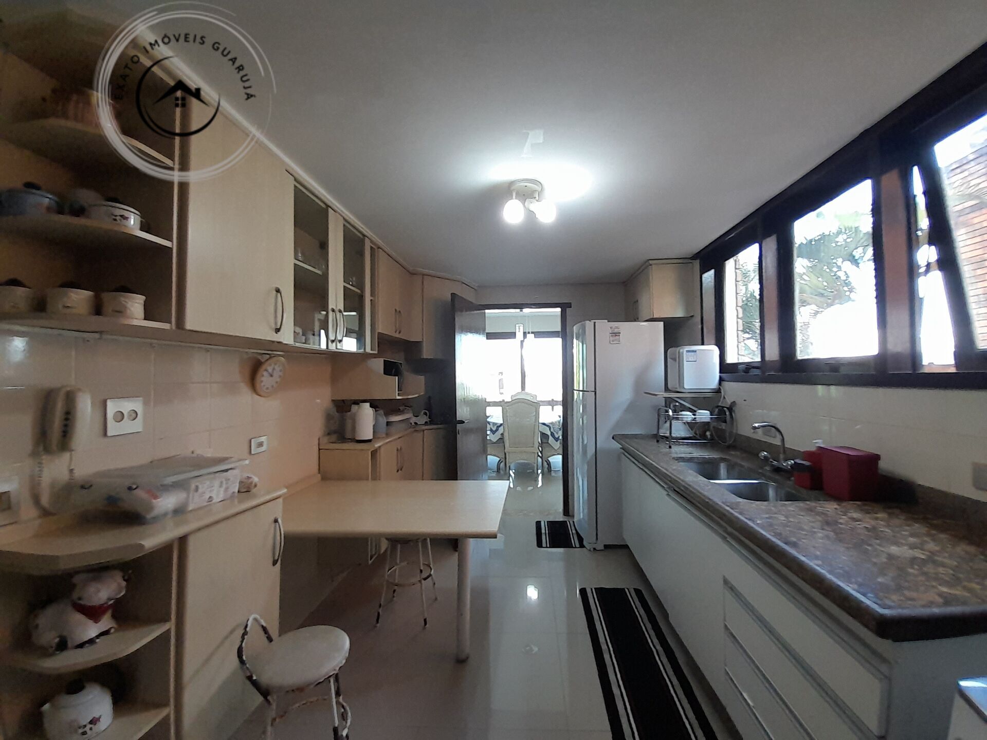 Casa em condomínio fechado com 05 dormitórios na praia da en