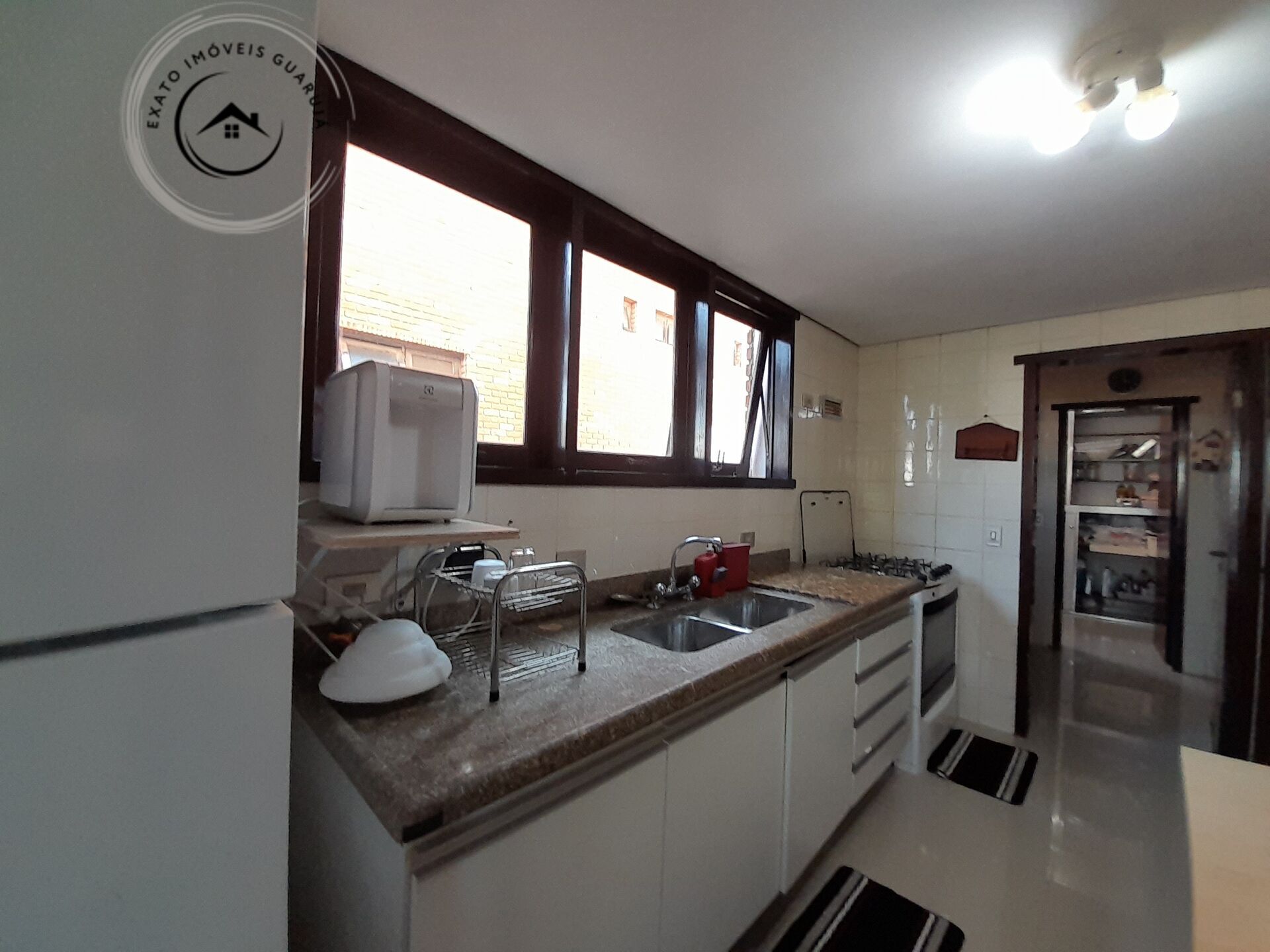 Casa em condomínio fechado com 05 dormitórios na praia da en