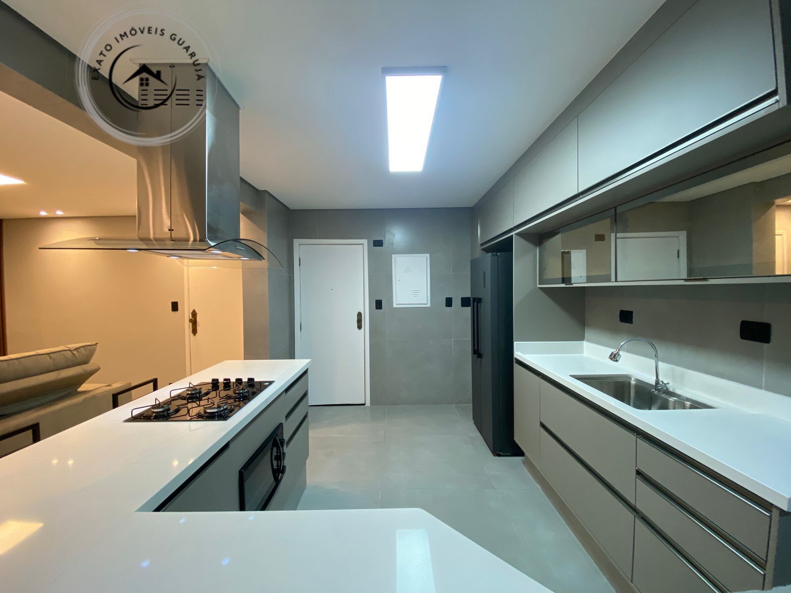 Apartamento alto padrão de 03 dormitórios na ponta da praia 