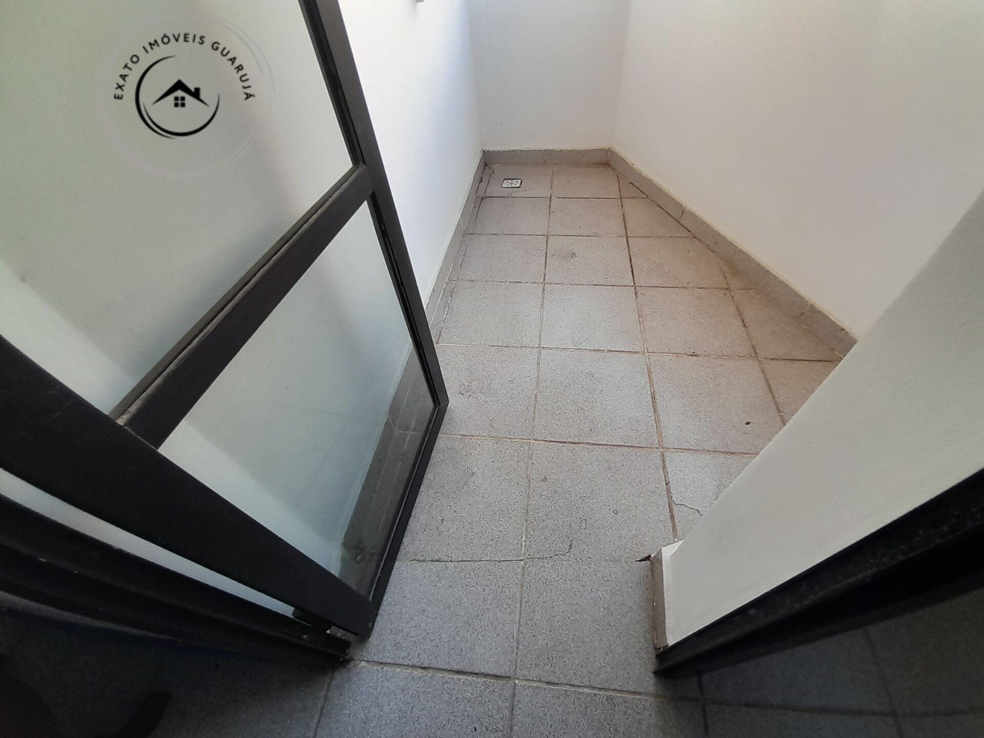 Apartamento padrão de 03 dormitórios para locação anual na p