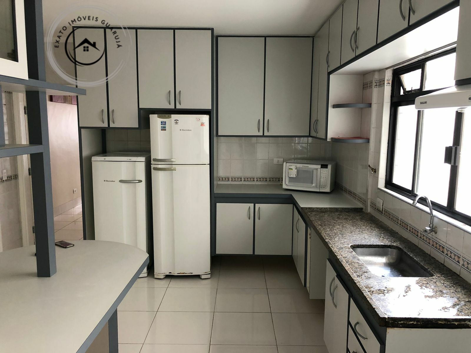 Apartamento padrão de 03 dormitórios para locação anual nas 