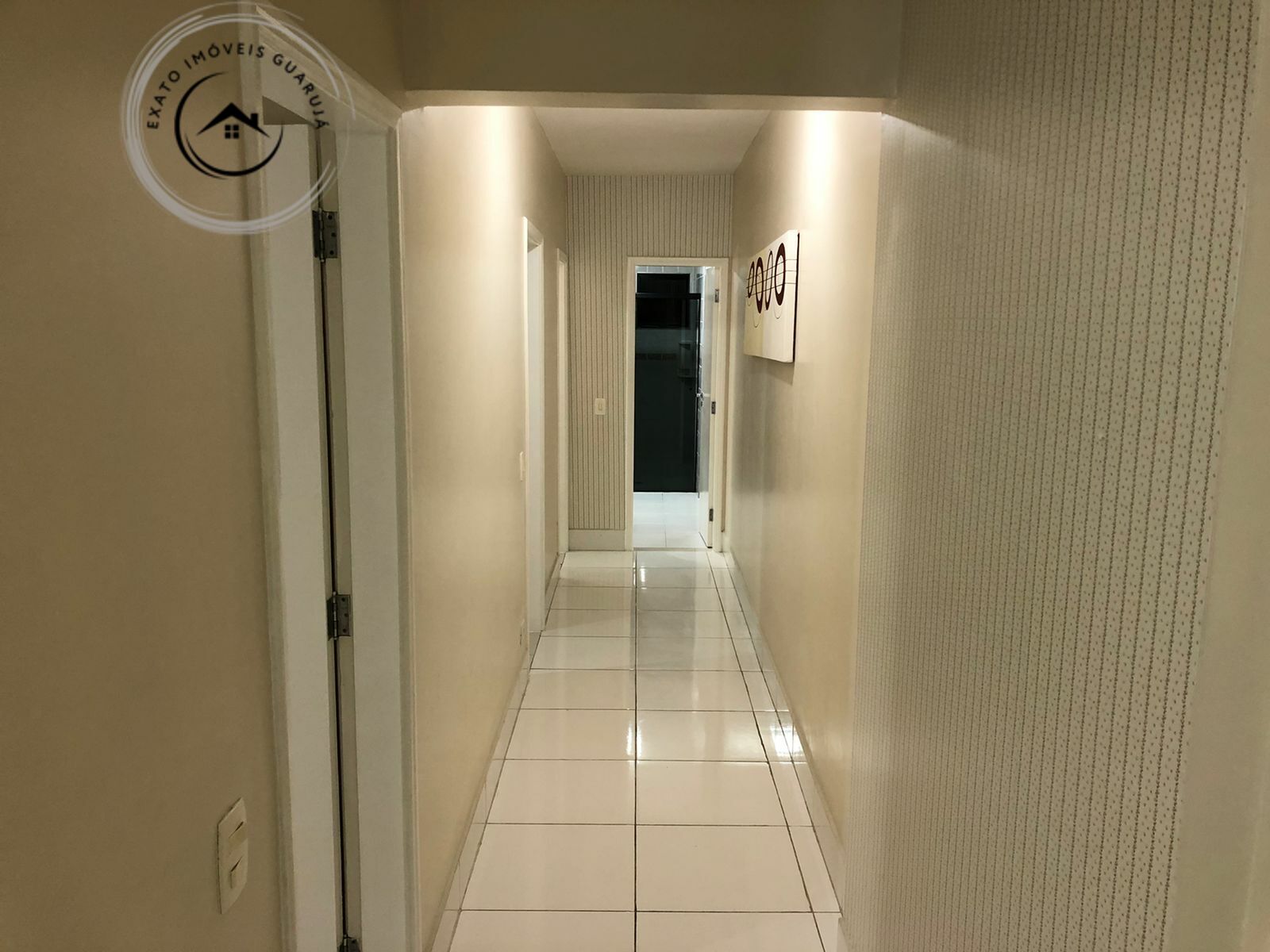 Apartamento padrão de 03 dormitórios para locação anual nas 