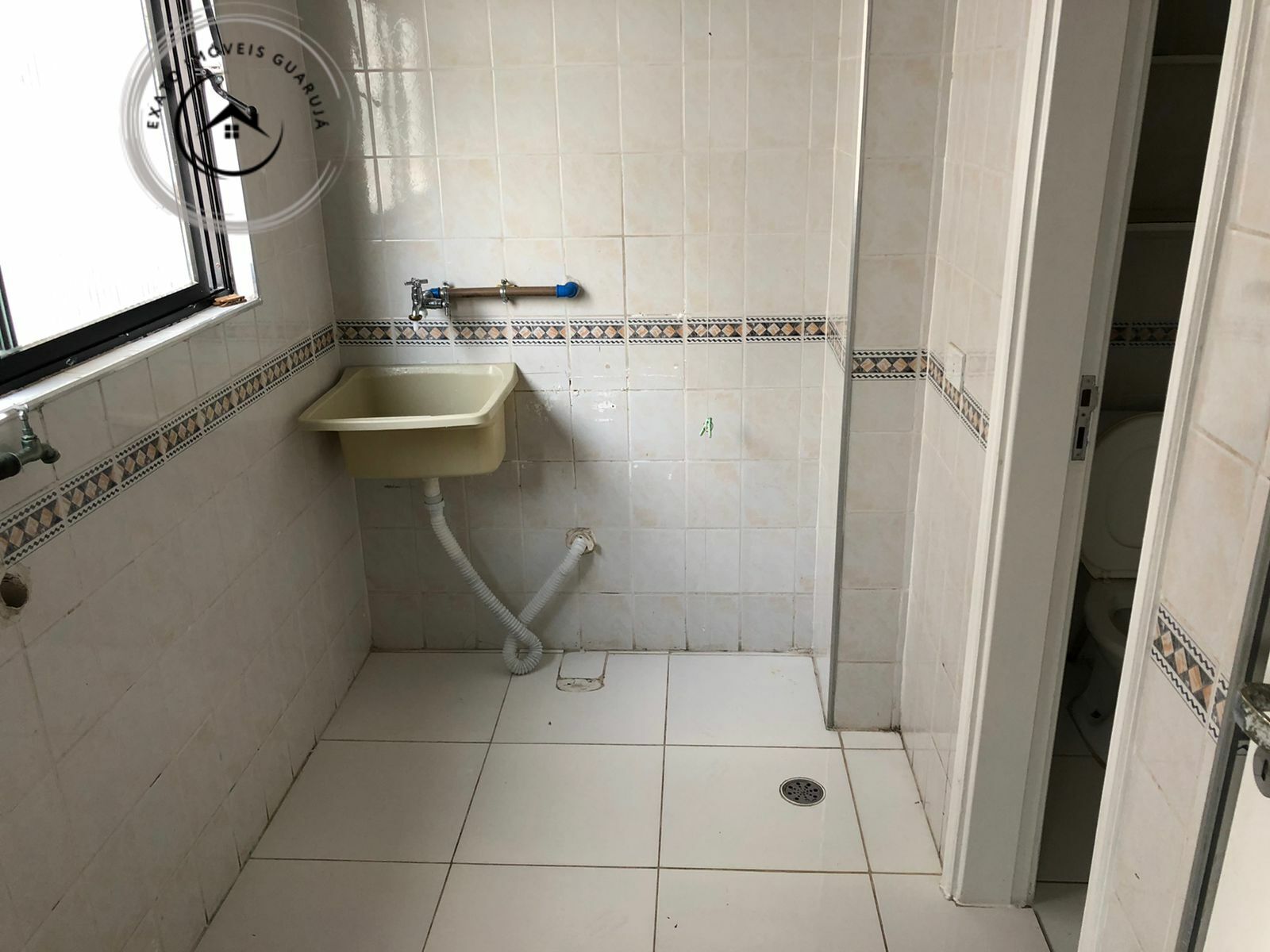 Apartamento padrão de 03 dormitórios para locação anual nas 