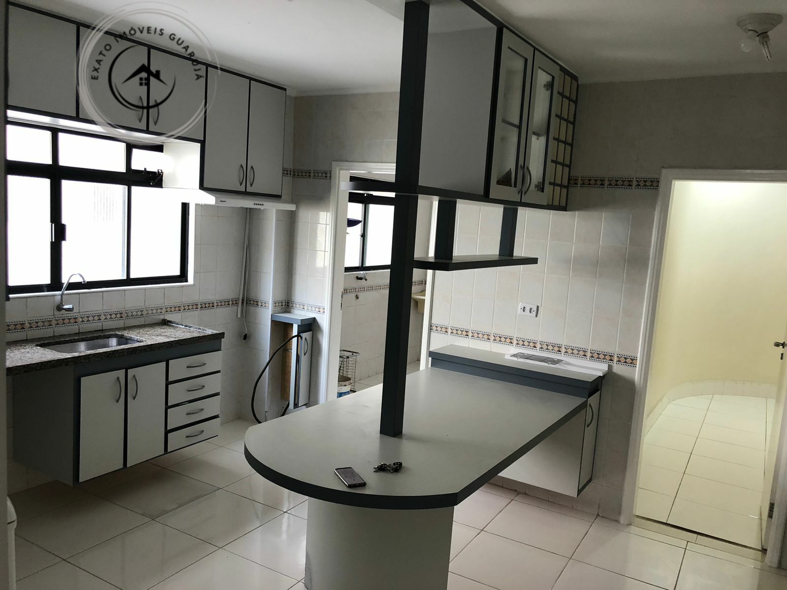 Apartamento padrão de 03 dormitórios para locação anual nas 