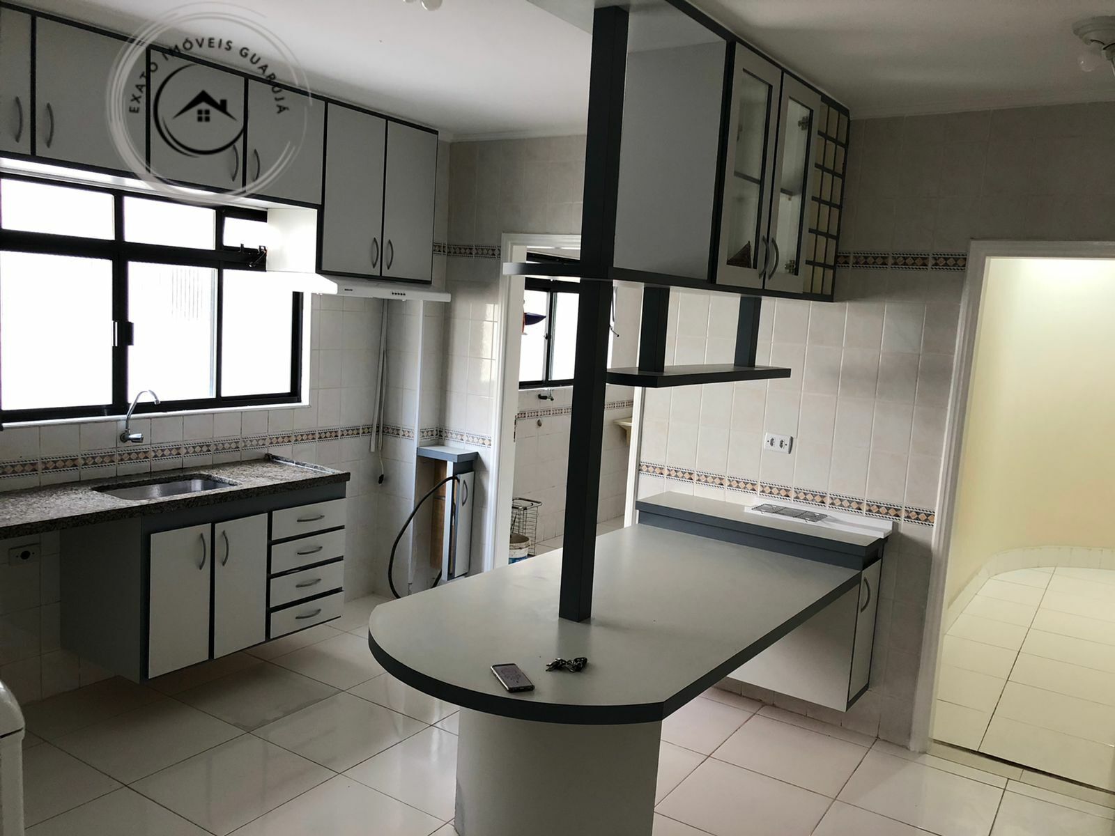 Apartamento padrão de 03 dormitórios para locação anual nas 
