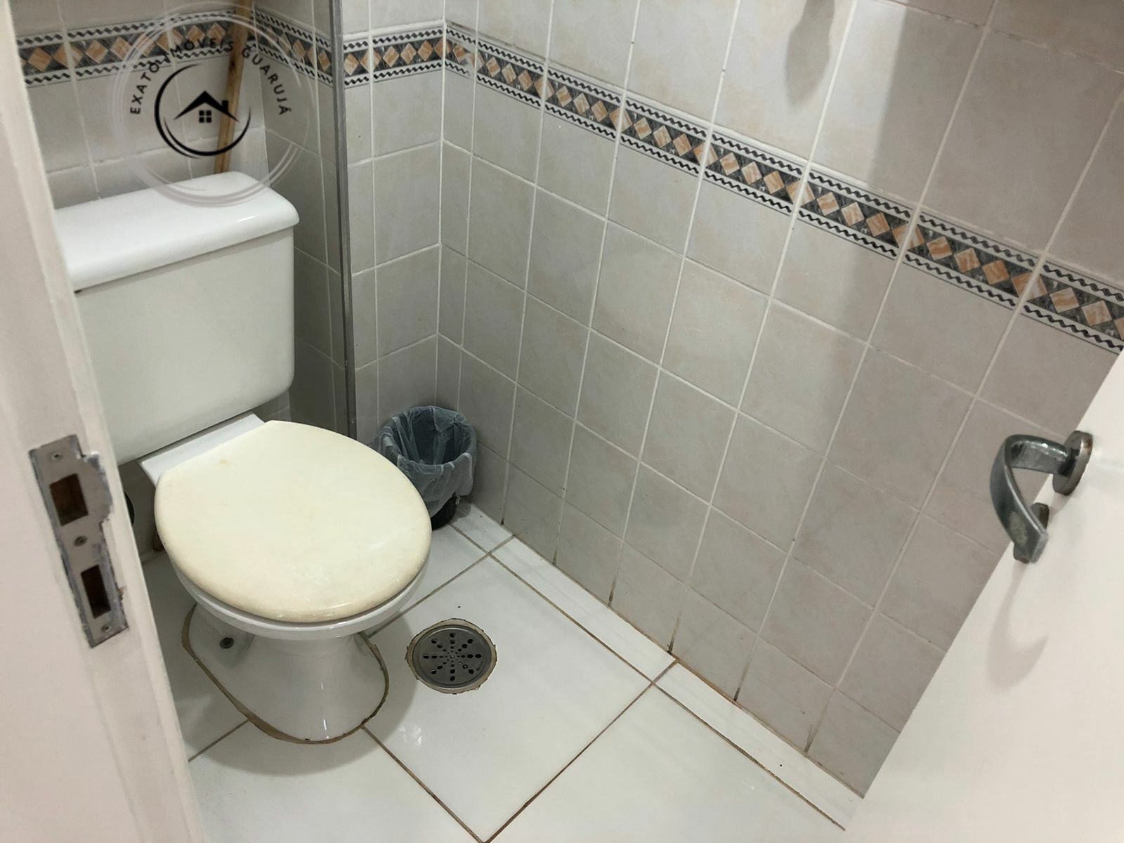 Apartamento padrão de 03 dormitórios para locação anual nas 
