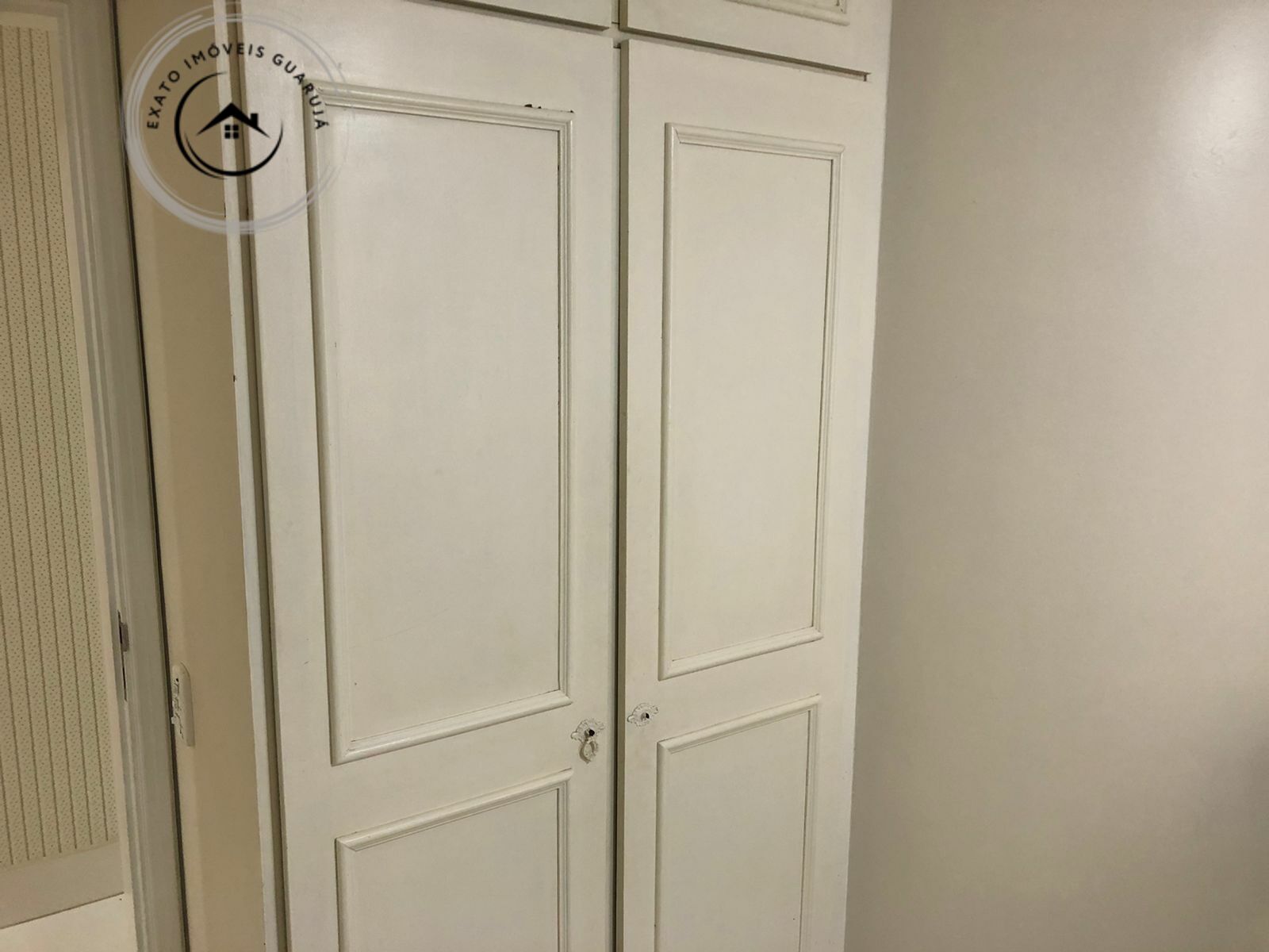 Apartamento padrão de 03 dormitórios para locação anual nas 