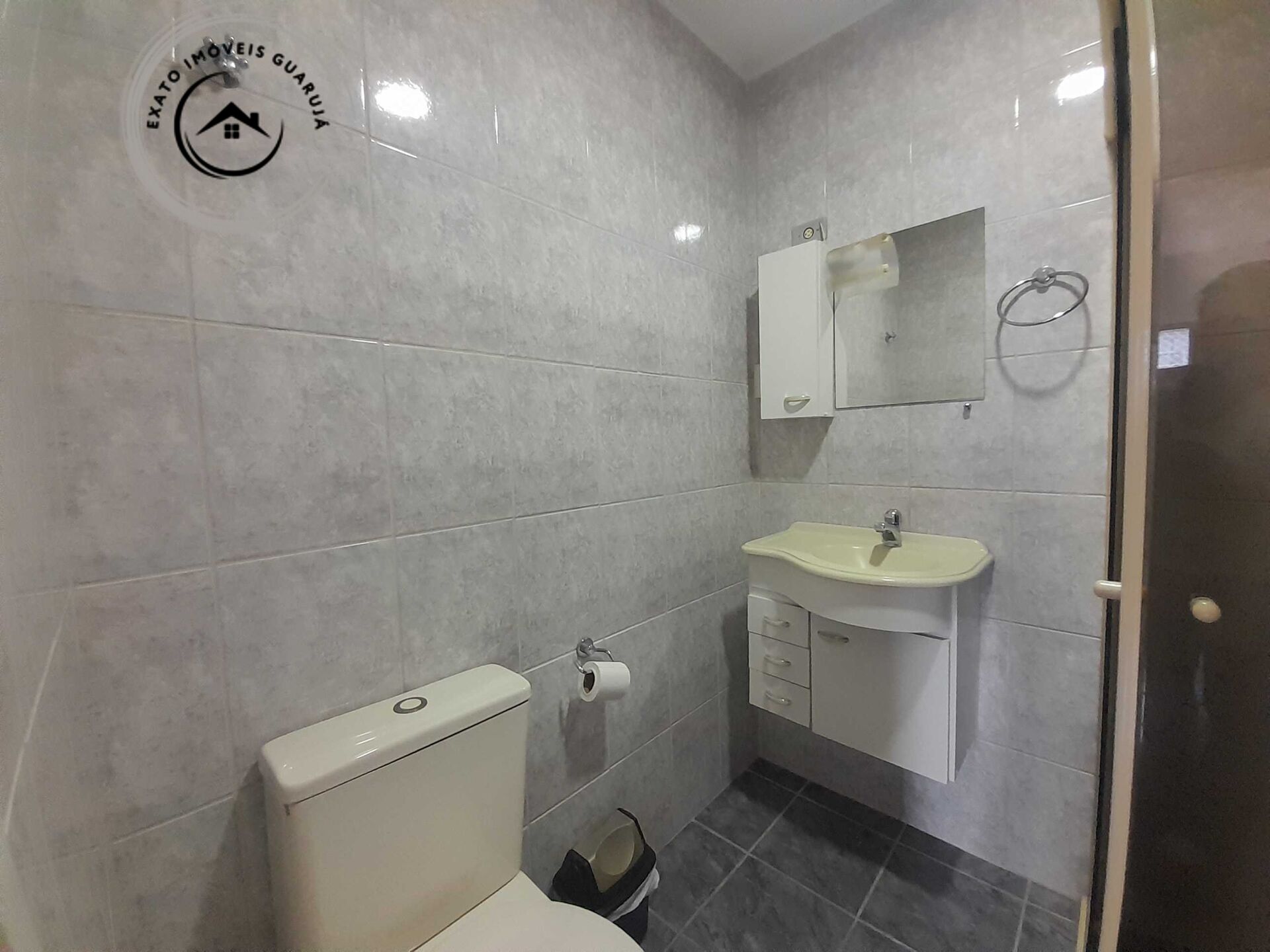 Apartamento de 03 dormitórios para locação anual na praia da