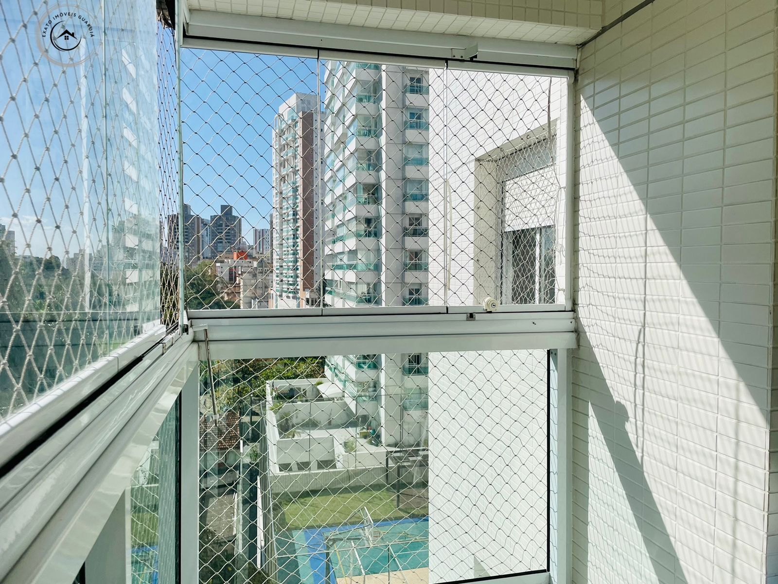 Apartamento de 02 dormitórios em condomínio-clube frente ao 