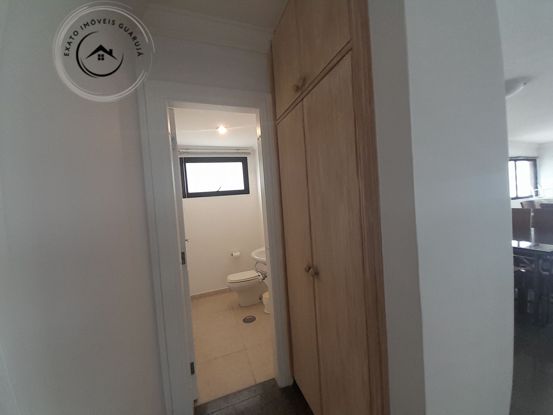 Apartamento padrão de 04 dormitórios para locação anual nas 