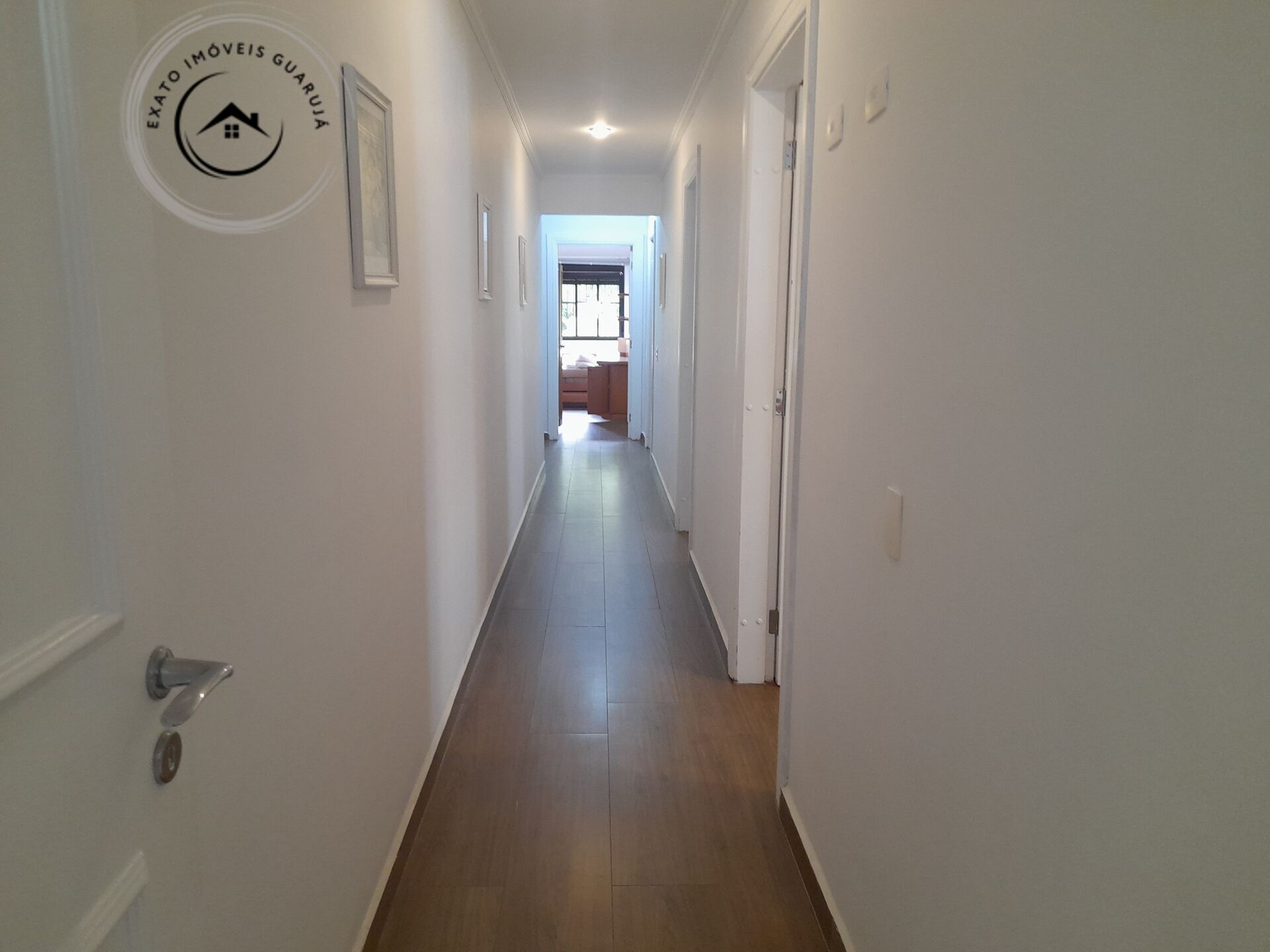 Apartamento padrão de 04 dormitórios para locação anual nas 