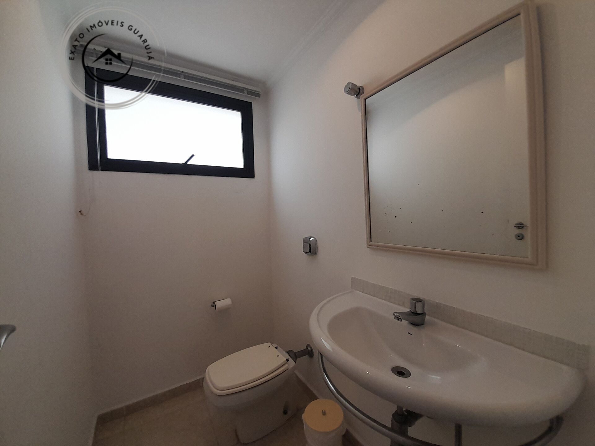 Apartamento padrão de 04 dormitórios para locação anual nas 