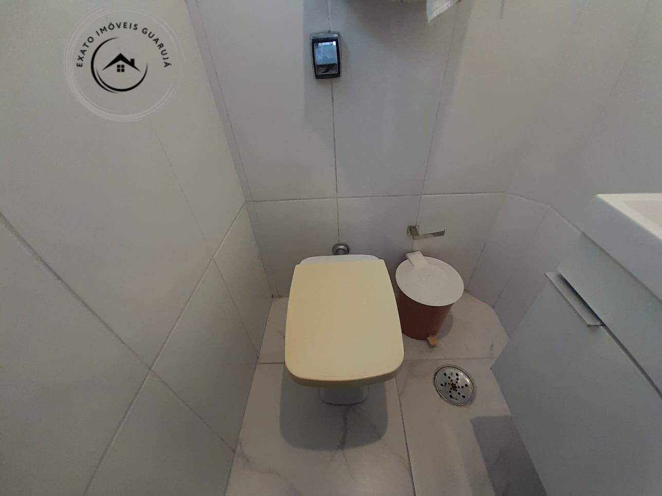 Apartamento padrão de 02 dormitórios para locação anual na p