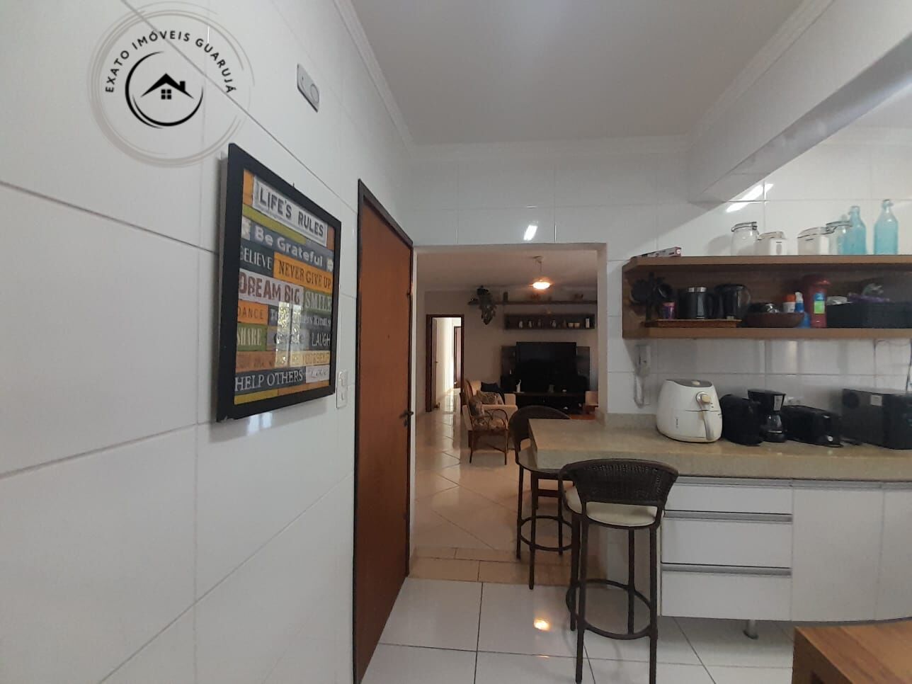 Apartamento padrão de 02 dormitórios para locação anual na p