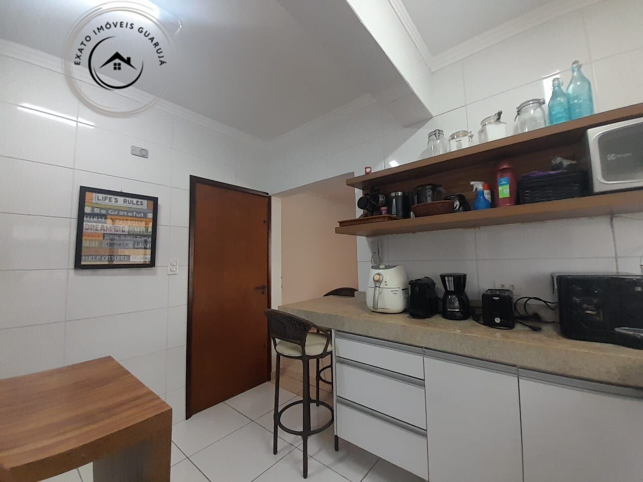 Apartamento padrão de 02 dormitórios para locação anual na p
