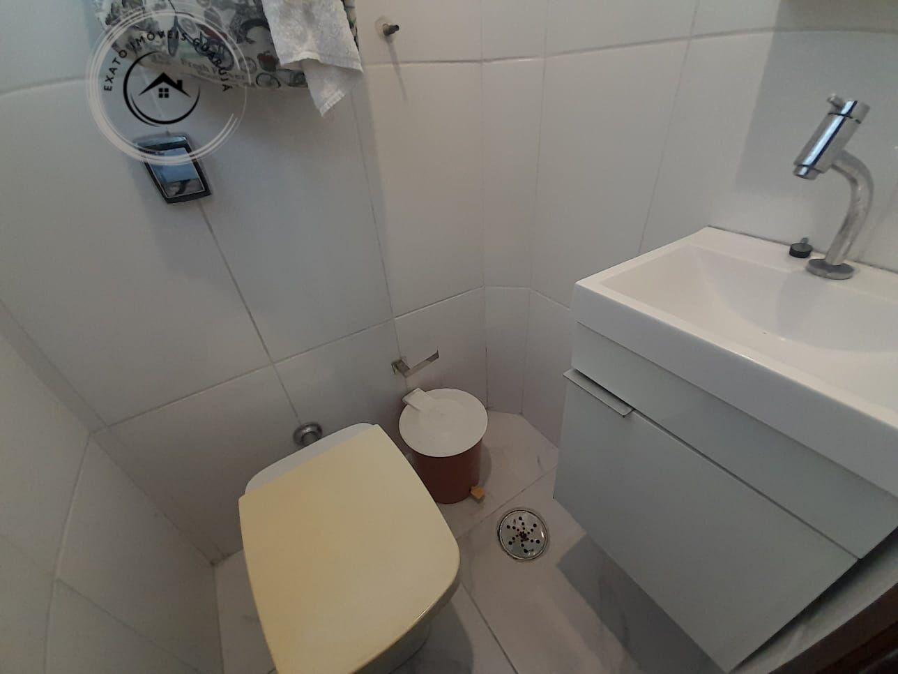 Apartamento padrão de 02 dormitórios para locação anual na p
