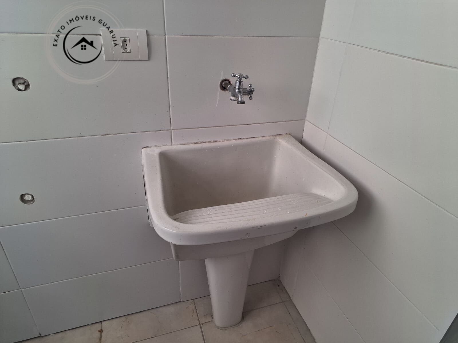 Apartamento padrão de 02 dormitórios para locação anual na p