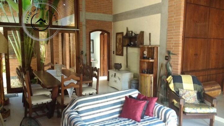 Casa padrão de 03 dormitórios para locação anual no jardim v